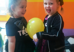 Dzieci tańczą z balonikiem